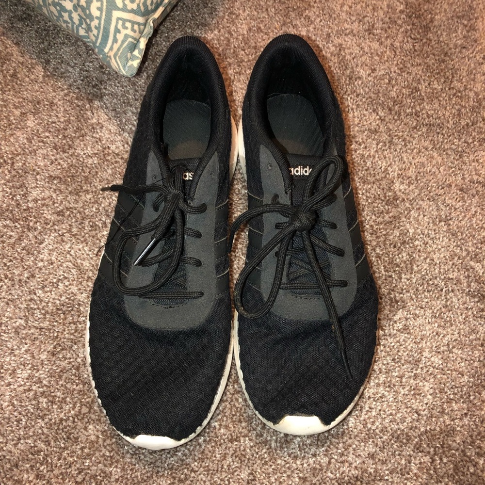 Tennis shoes
